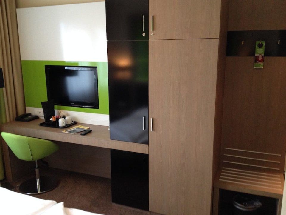 Kleiderschrank und Ablage Holiday Inn - the niu, Fusion Hamburg St. Georg