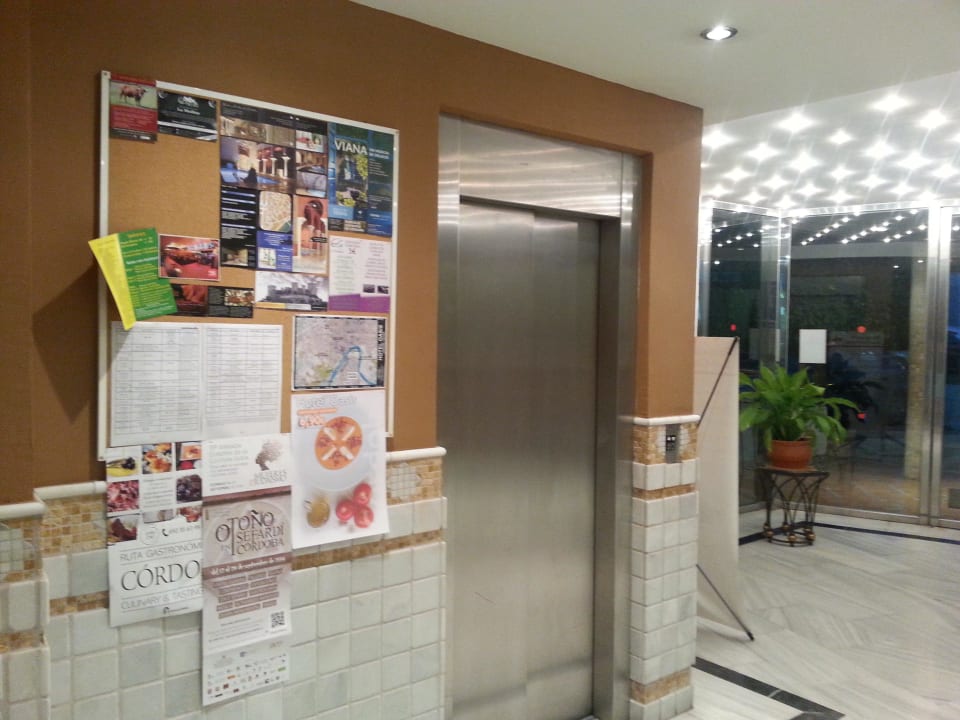 Lobby Infotafel und Fahrstuhl Hotel Oasis