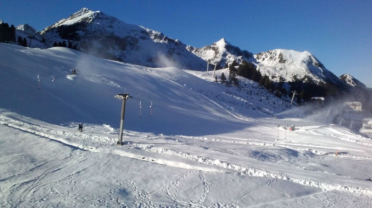 Blick aus einem Hotelzimmer nach Osten auf den Alp Alpenrose