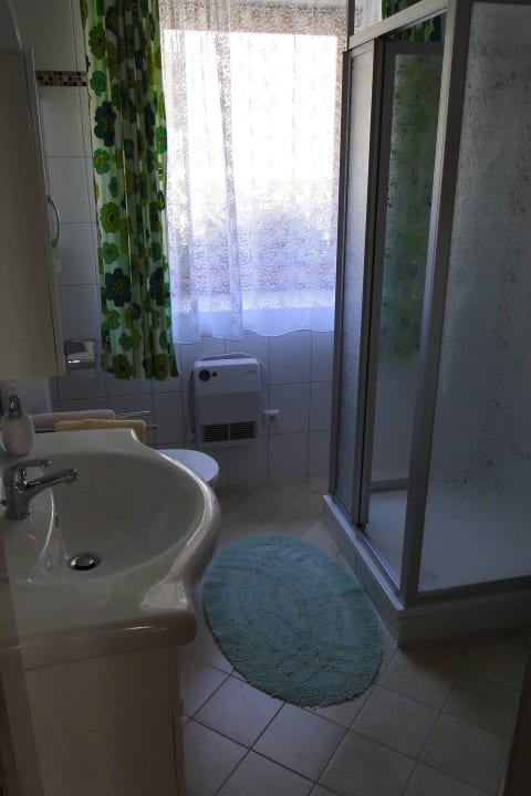 Badezimmer mit Dusche Weingut Ehses-Mentges