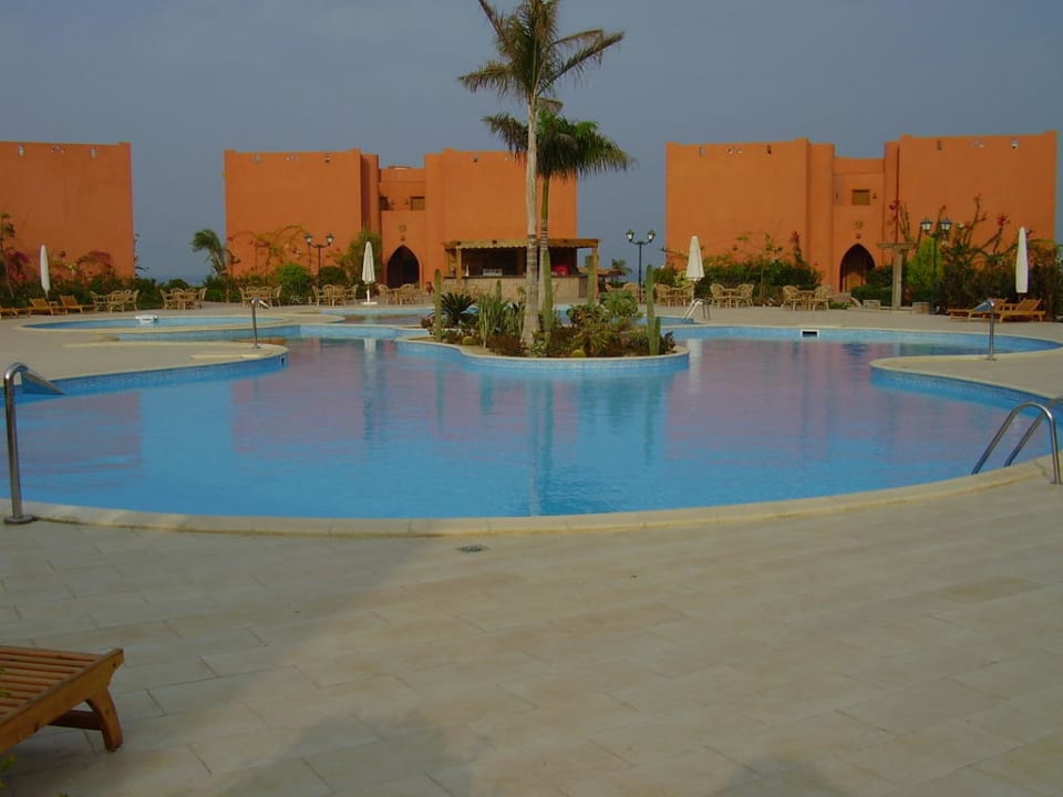 Blick von der Poolbar auf den Pool Hotel Emerald Lagoon