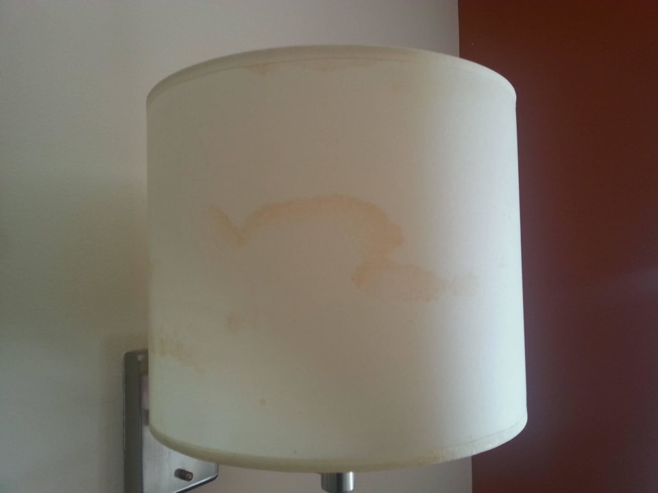 Fleckiger, vergilbter Lampenschirm htop Jadhe