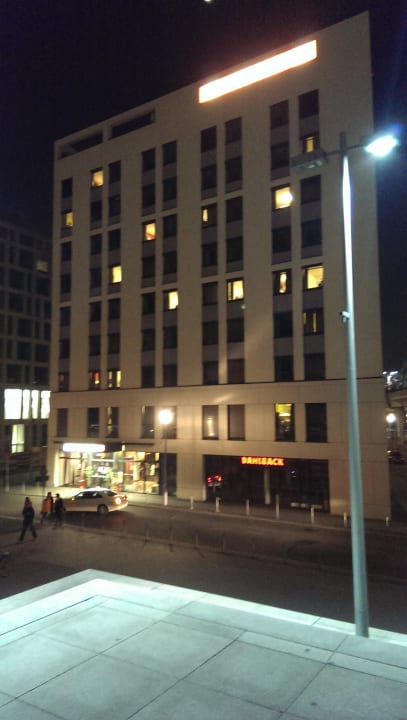 Hotel von außen MEININGER Hotel Berlin Hauptbahnhof