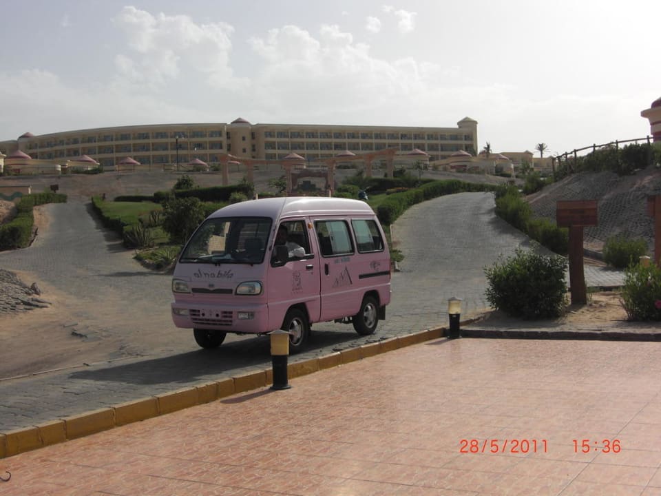 Der rosa Shuttlebus Siva Golden Bay Makadi