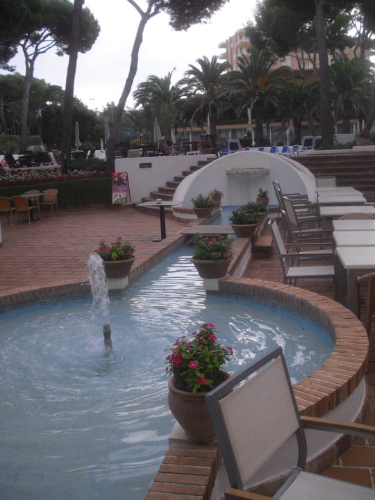 Kleiner Sprinbrunnen mit Terrasse Hotel & Spa S'Entrador Playa