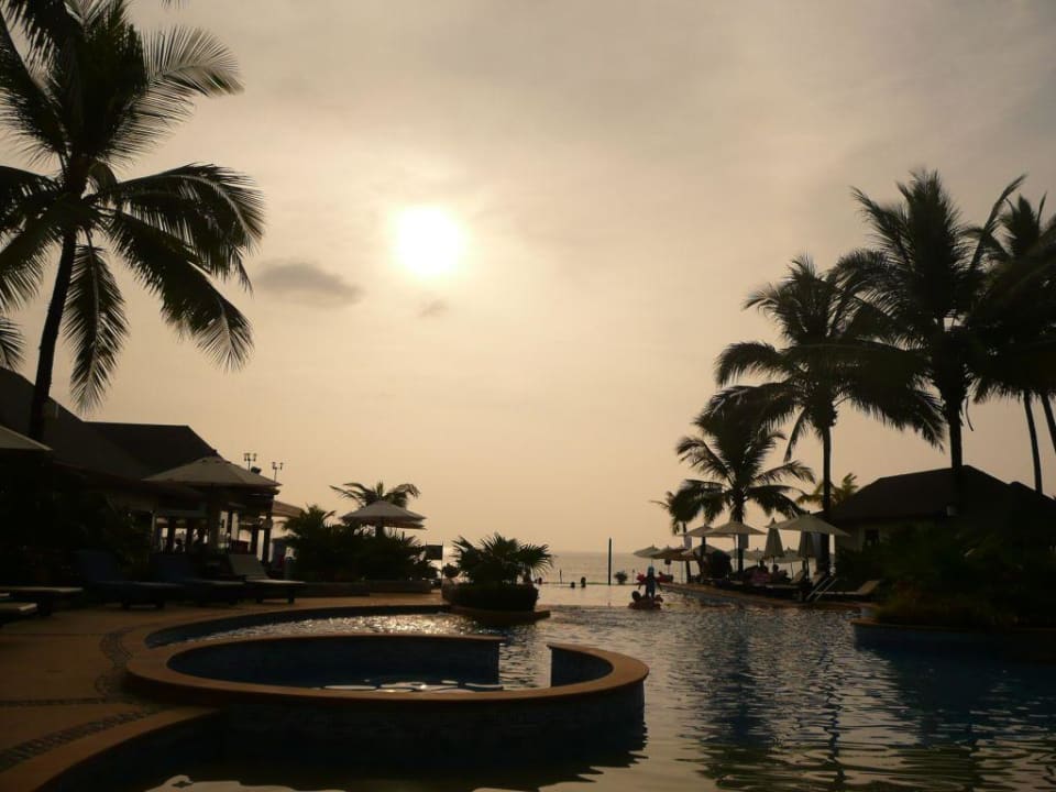 Sonnenuntergang am Pool La Flora Khao Lak