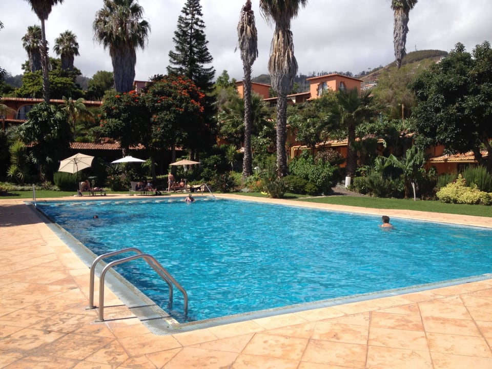 Großer Pool mitten im Garten Hotel Quinta Splendida Wellness & Botanical Garden