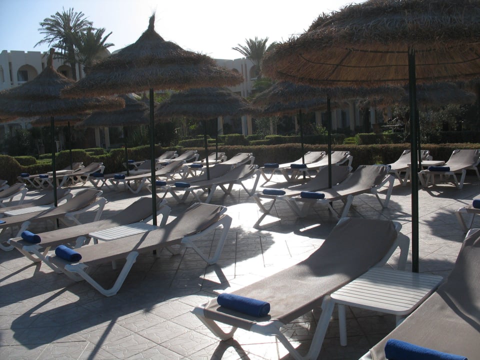 Liegebereich vorm Hauptrestaurant Iberostar Waves Mehari Djerba