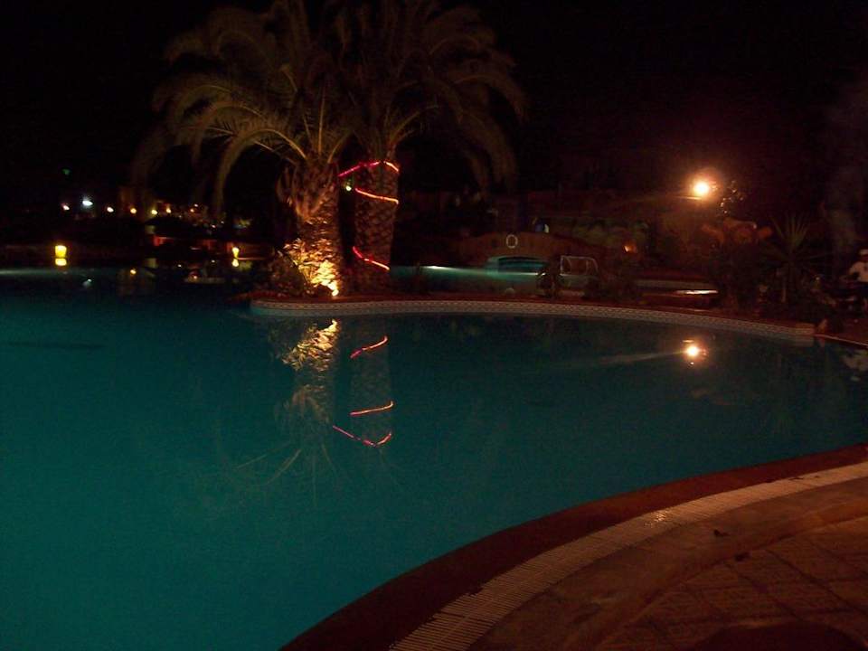 La piscina di sera Hawai Beach Club