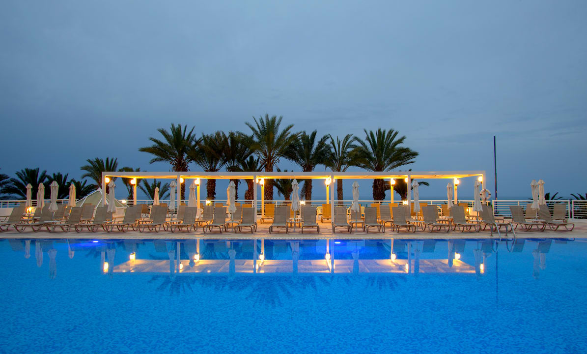 Pool Queen's Bay Hotel