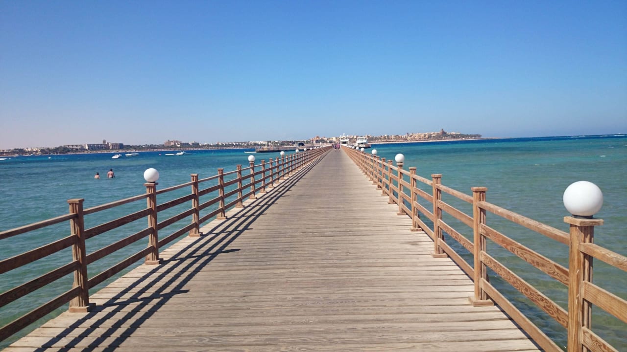 Steg zum Hausriff Cleopatra Luxury Resort Makadi Bay