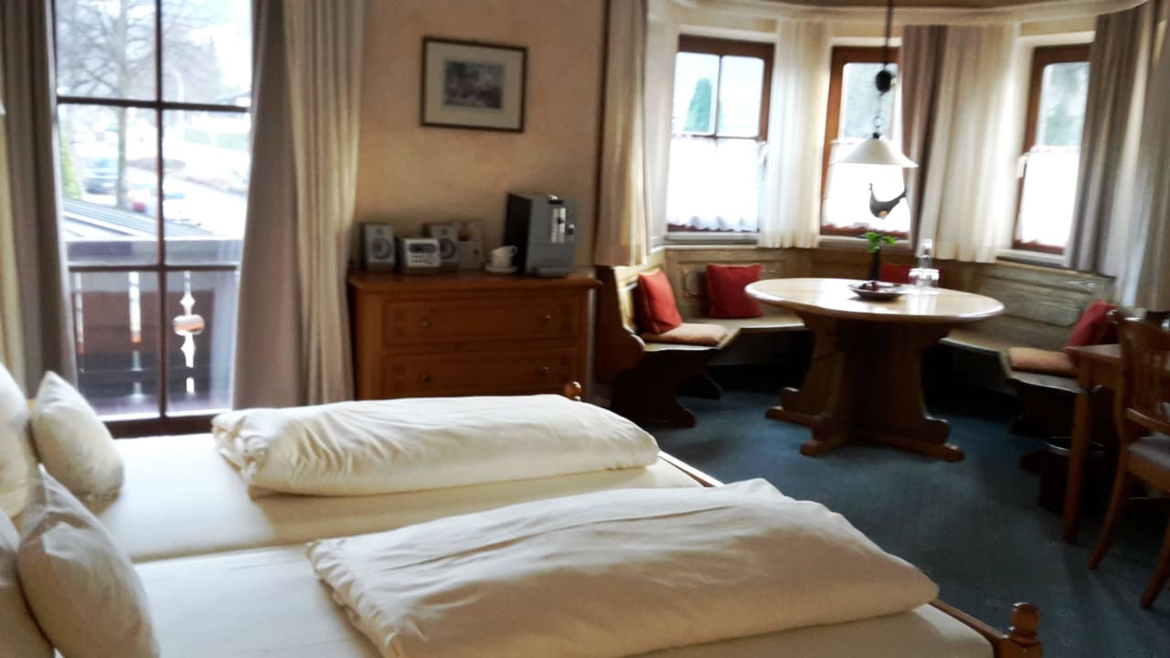 Großes Zimmer, Bett mit guten Matrazen  Hotel Zugspitze