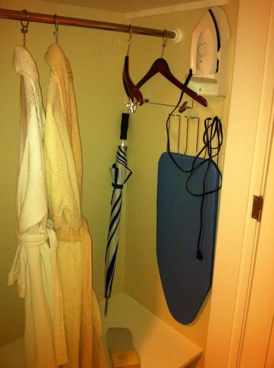 Kleiderschrank m. Bademäntel,Schirm und Bügelbrett Bahia Principe Luxury Esmeralda