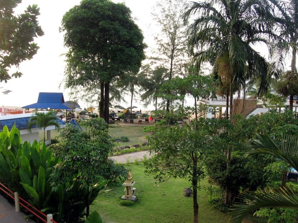 Blick auf den Strand mit Massagepavillon Khao Lak Sunset Resort