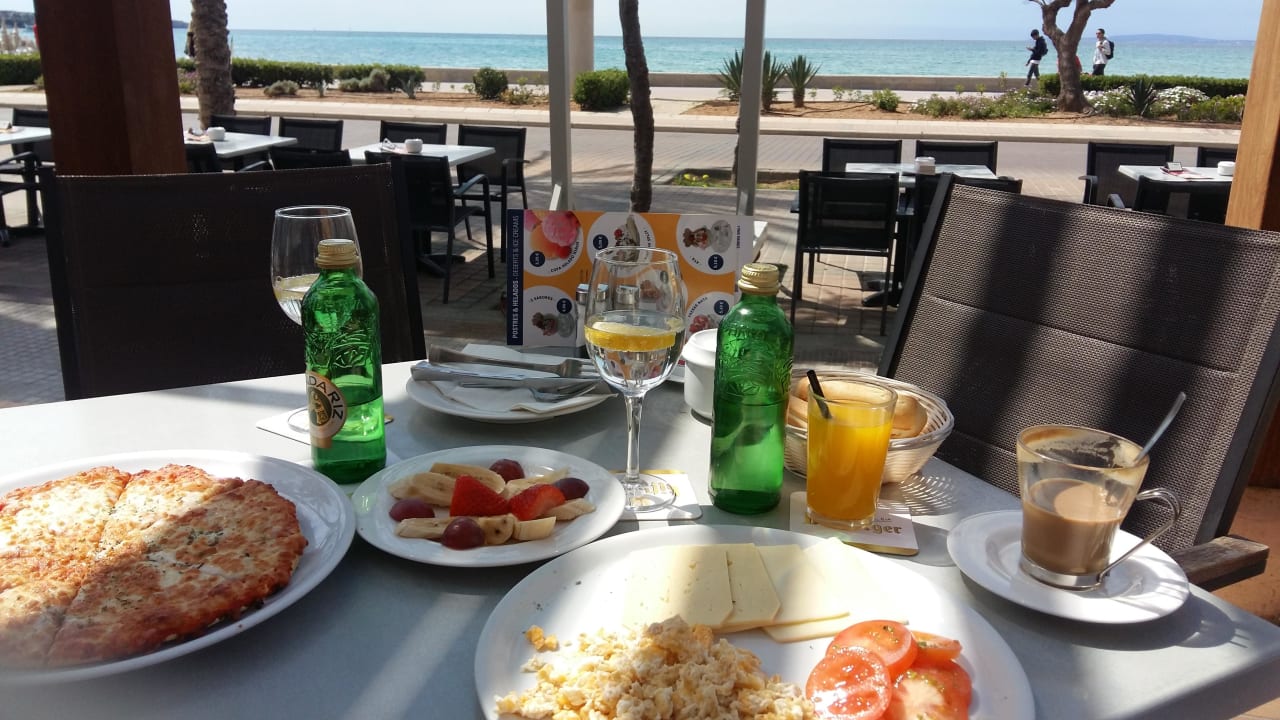 Essen auf der Restaurant Terrasse  AYA Seahotel - Adults only