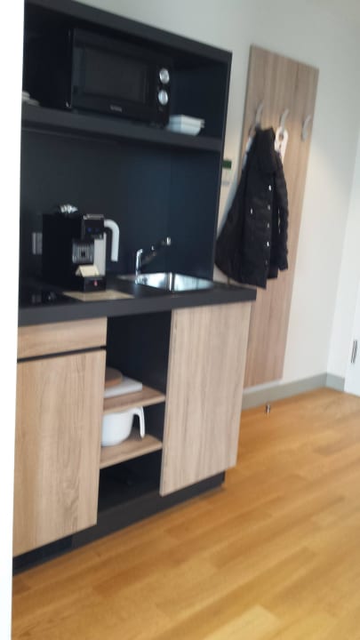 Mini-Küche im Zimmer-Flur: alles da  Vienna House Easy München