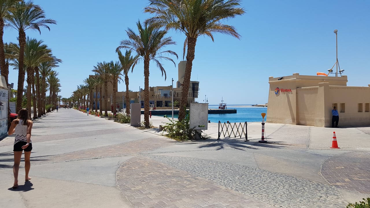 Weg von der Marina zum Strand Marina Resort Port Ghalib, a member of Radisson Individuals