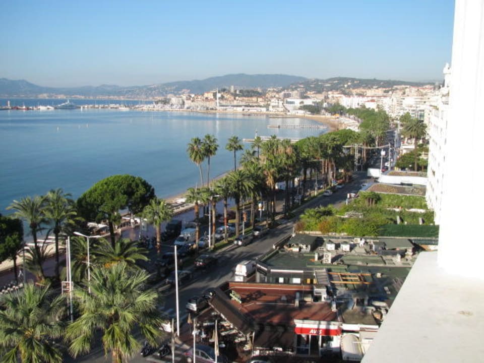 Blick vom Balkon auf die "Croisette" Grand Hyatt Cannes Hotel Martinez