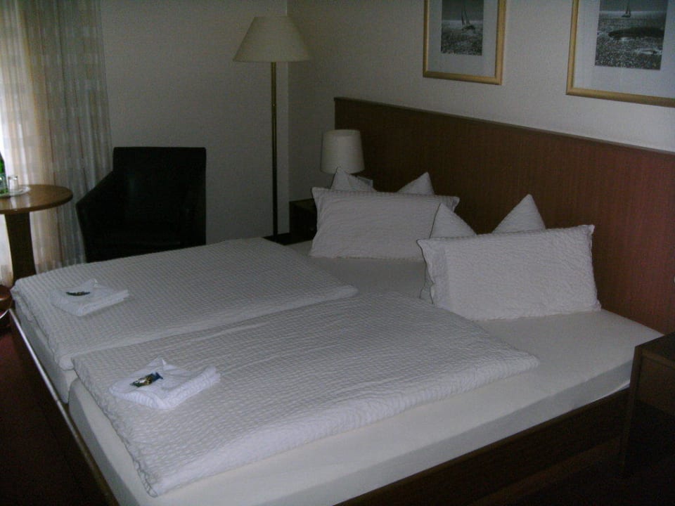 Bett / Zimmer rechts Hotel Hafen Büsum