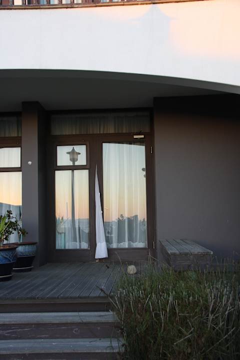 Blick von Außen aufs Zimmer Hotel Pelican Bay Protea