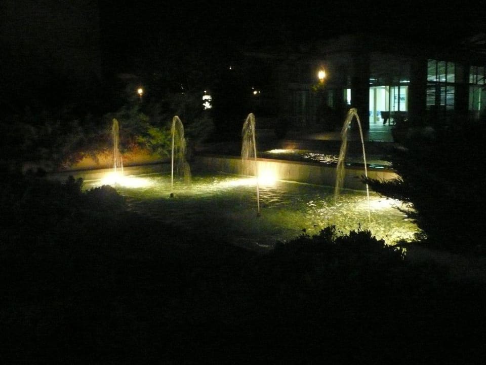 Teich vor der Lobby bei Nacht allsun Hotel Eden Playa
