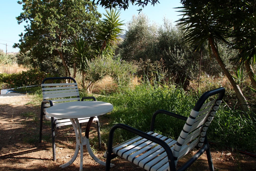 Sitzgelegenheiten im Garten Emilia Apartments