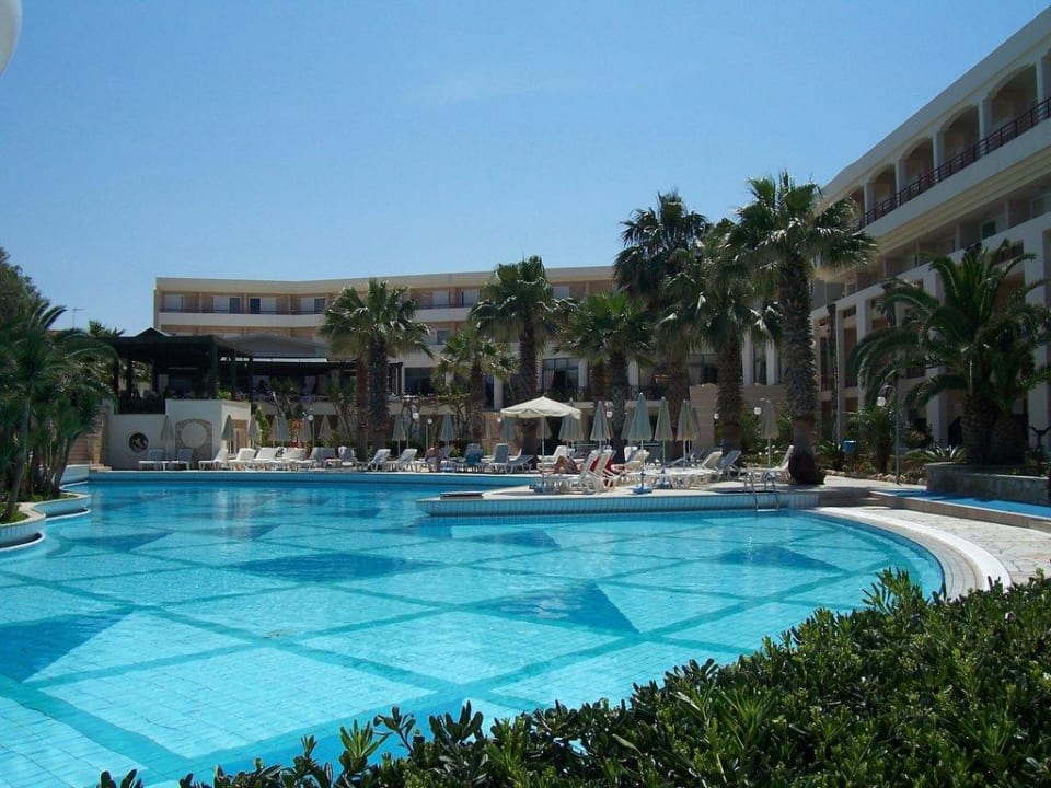 Piscine vue du snack Rethymno Palace