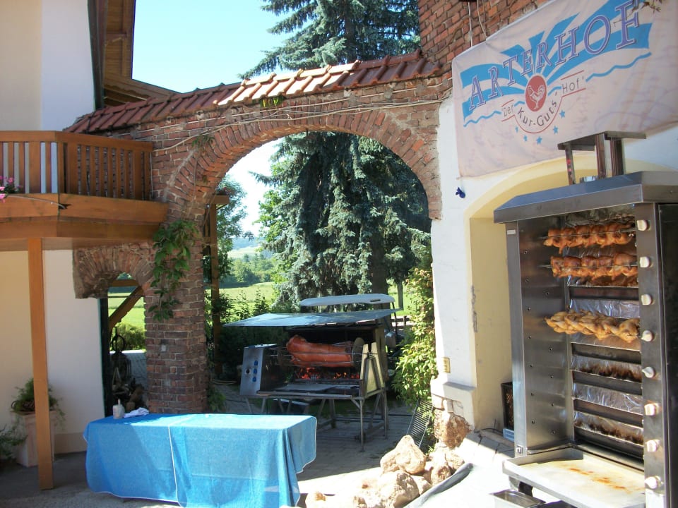 Spanferkel , Hähnchen und halbe Enten braten Kur-Gutshof Arterhof