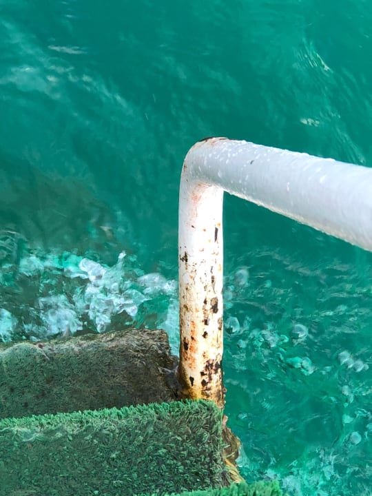 Verrostete, alte Stegtreppen am Wassersteg Hotel Delphin Imperial