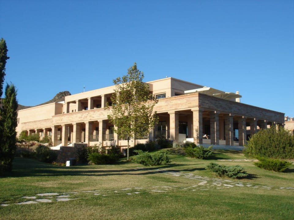 Das Hauptgebäude des Hotels Cape Sounio, A Grecotel Resort to Live