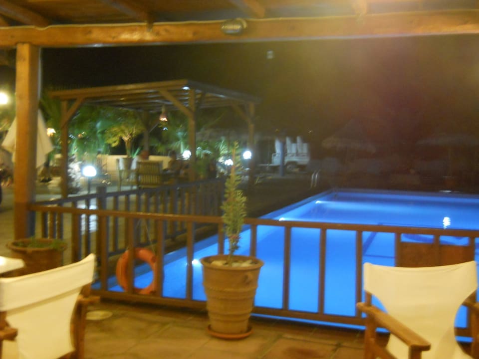 Widok na basen, zdjęcie zrobione z baru Spiros & Soula Apartments