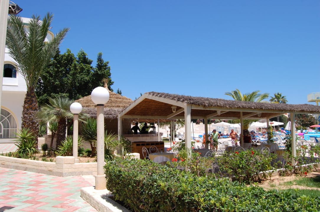 Widok na bar przy basenie nr 1 Palmyra Aqua Park Kantaoui