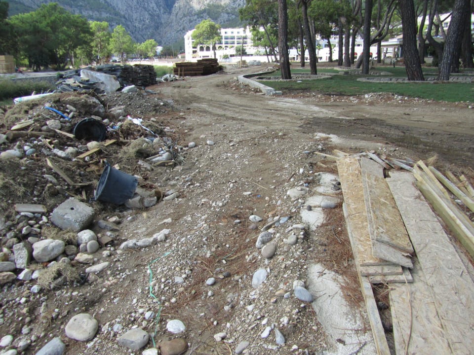 Bauschutt zwischen Strand und Gartenanlage Juju Premier Palace Hotel
