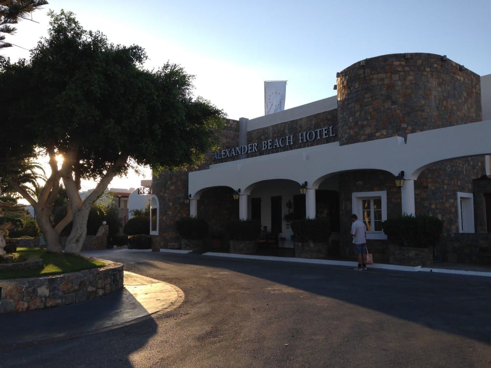 Hotel-Eingang Alexander Beach Hotel & Village Resort