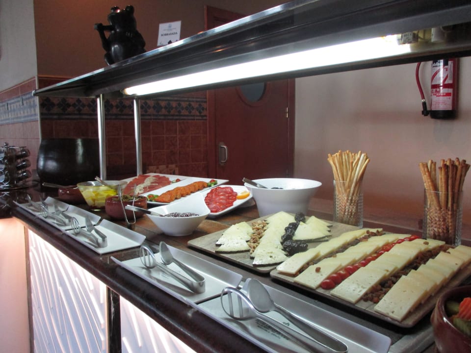 Auswahl an Wurst und Käse beim Abendessen allsun Hotel Cristóbal Colón