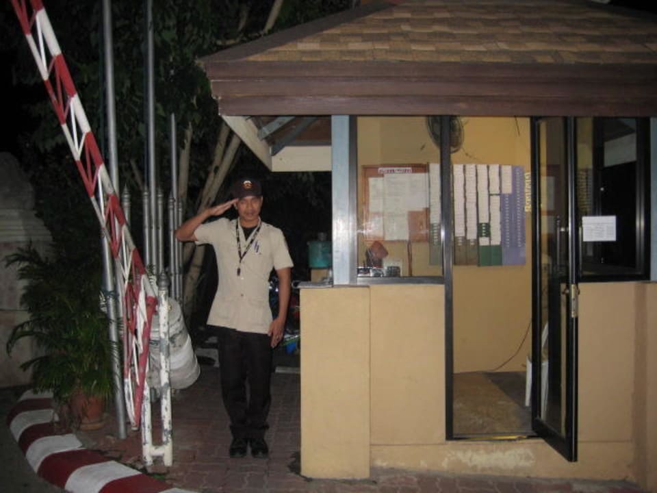 Ein netter Wachmann vor dem Hotel The Fair House Beach Resort