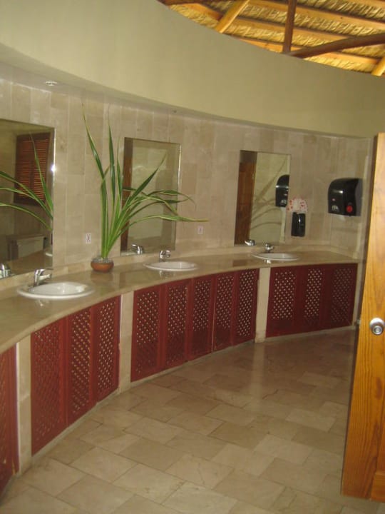 Toiletten am Pool Hotel Grand Palladium Palace Resort, Spa & Casino