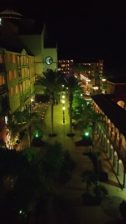 Der Weg zum Restaurant und in die Gatenanlage R2 Rio Calma Hotel & Spa & Conference