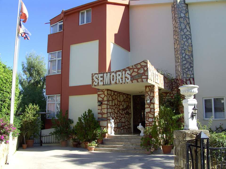 Haupteingang Semoris Hotel