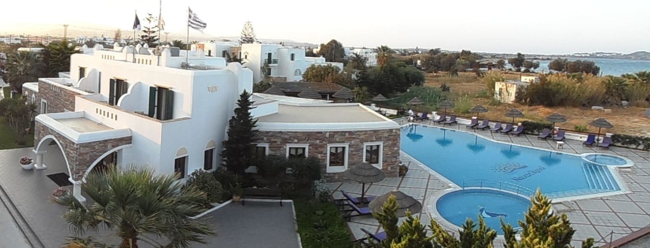 Teilansicht: Rezeption, Restaurant und Pool Naxos Resort Beach Hotel