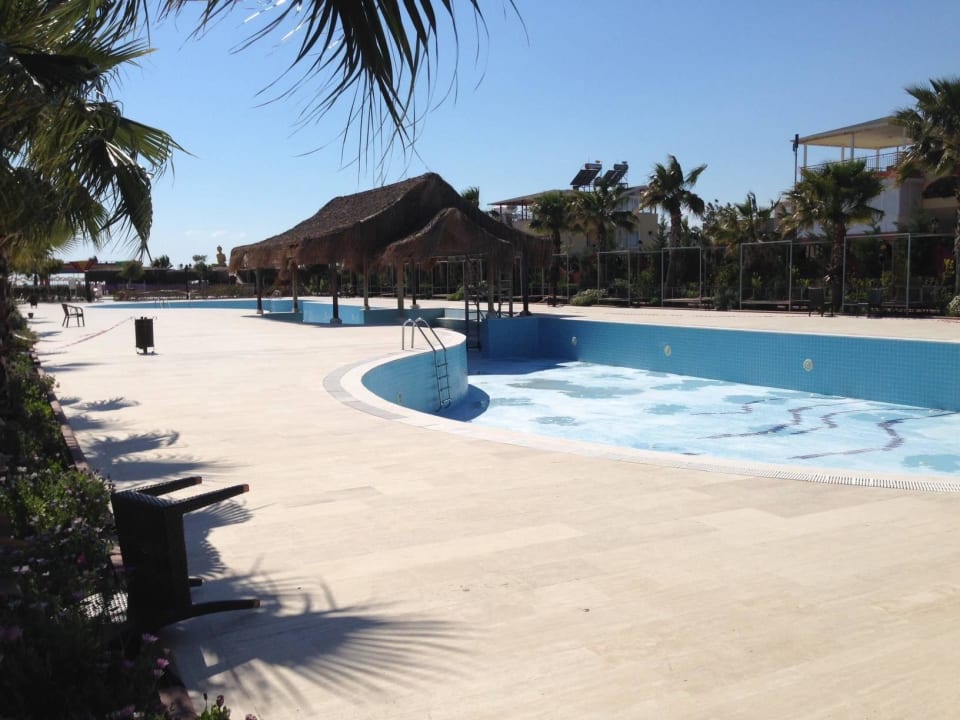 Leerer,schmutziger Pool Siam Elegance Hotels & Spa