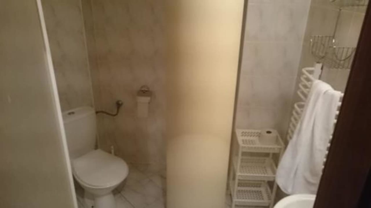 Łazienka ze słupem pośrodku w pokoju standard Hotel Vestina