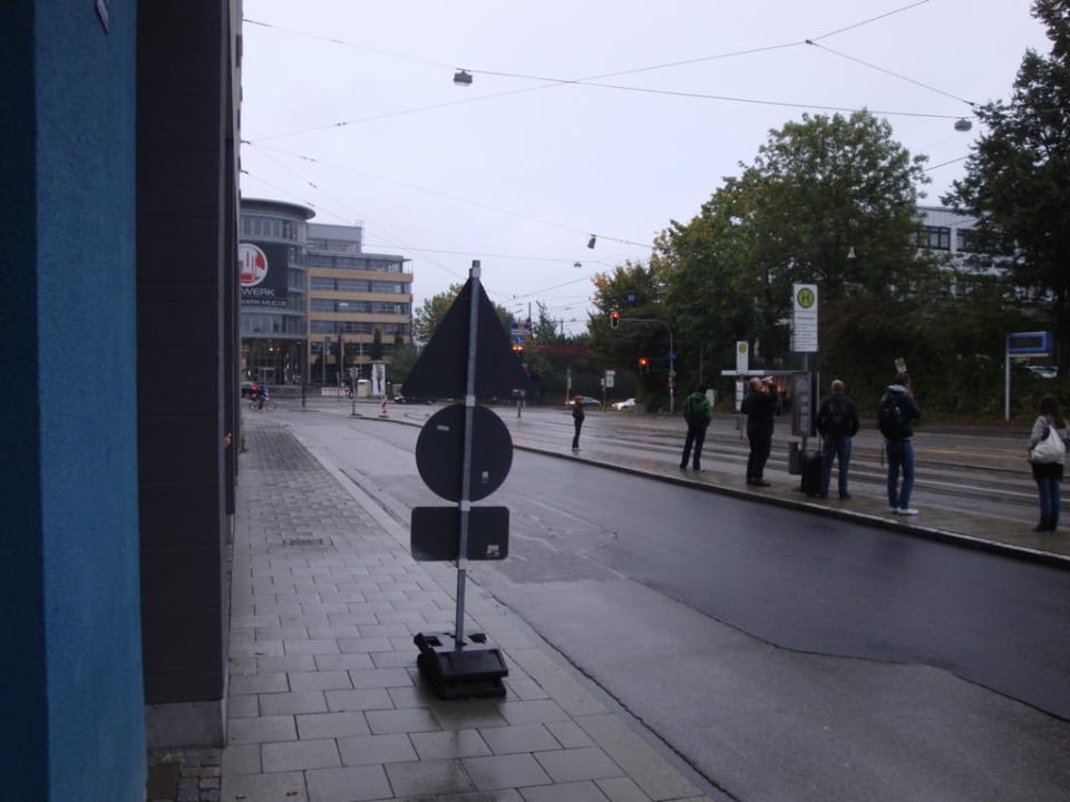 Vor dem Hotel Motel One München-East Side