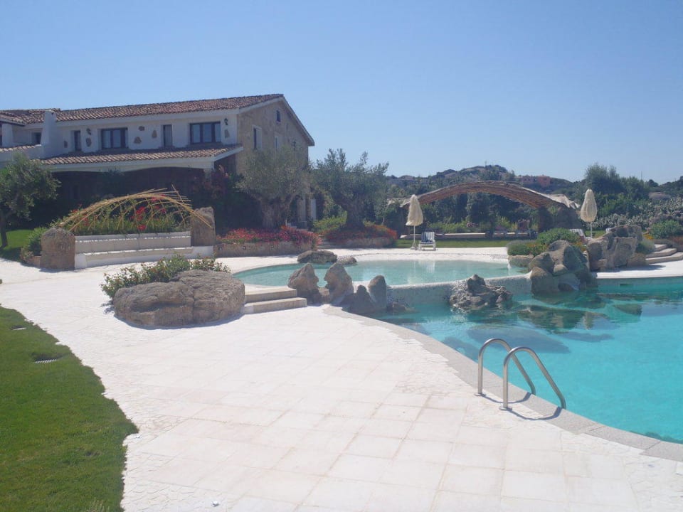 Hauptgebäude & Pool Hotel Pulicinu