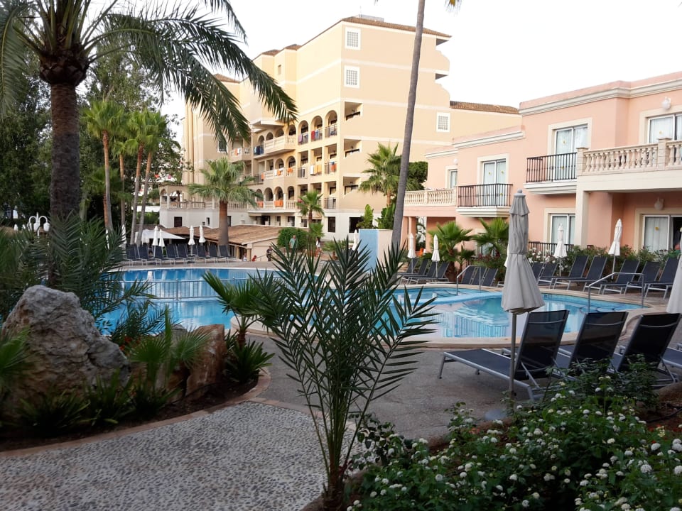 Im Hintergrund das Haupthaus mit den Doppelzimmern R2 Lago Playa Park