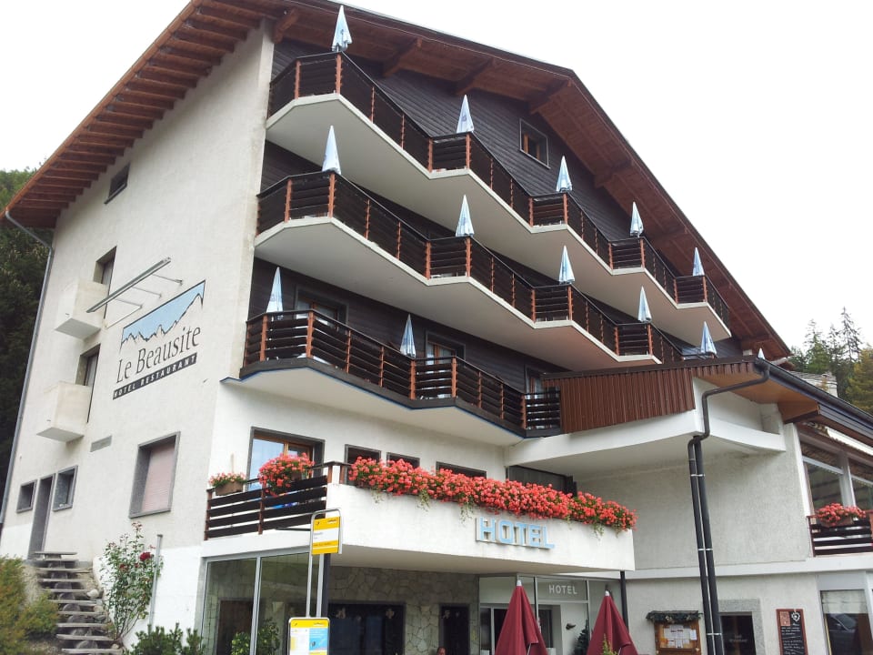 Postauto-Haltestelle vor der Haustüre Hotel Le Beausite