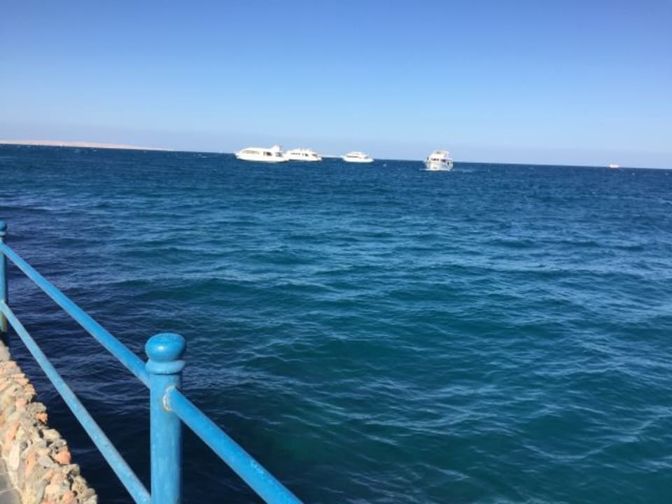 Blick zum Meer bei den Ausfligsbooten Beach Albatros Resort