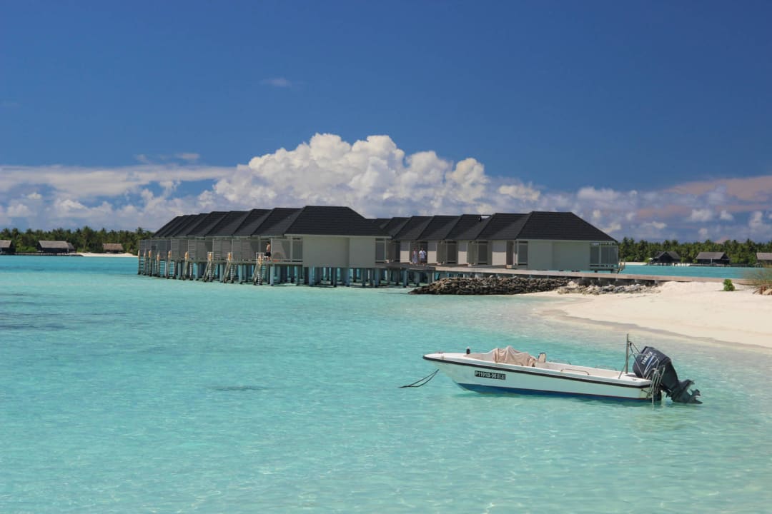Boot vor Wasservillen Summer Island Maldives