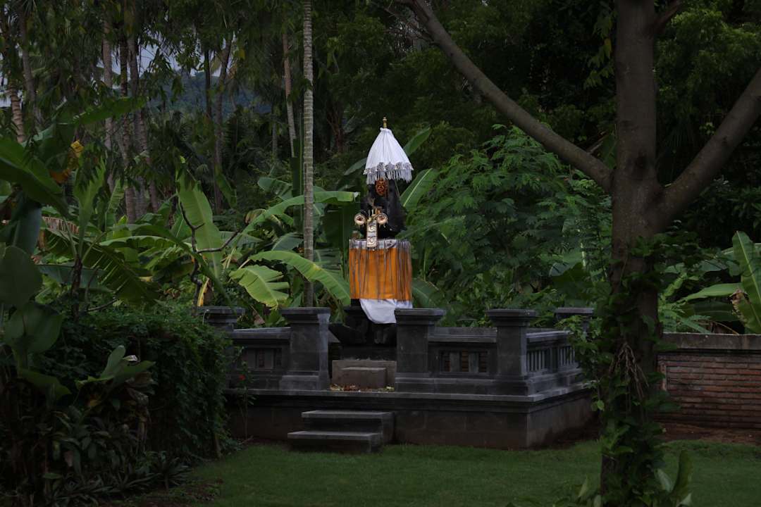 Rumah Isah - Tempel im Hintergarten am Abend Nusa Indah Bungalows & Villa