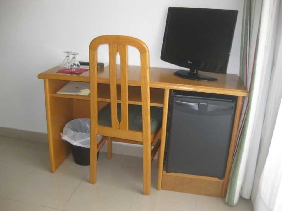 Schreibtisch, Kühlschrank, TV Hotel Gran Rey